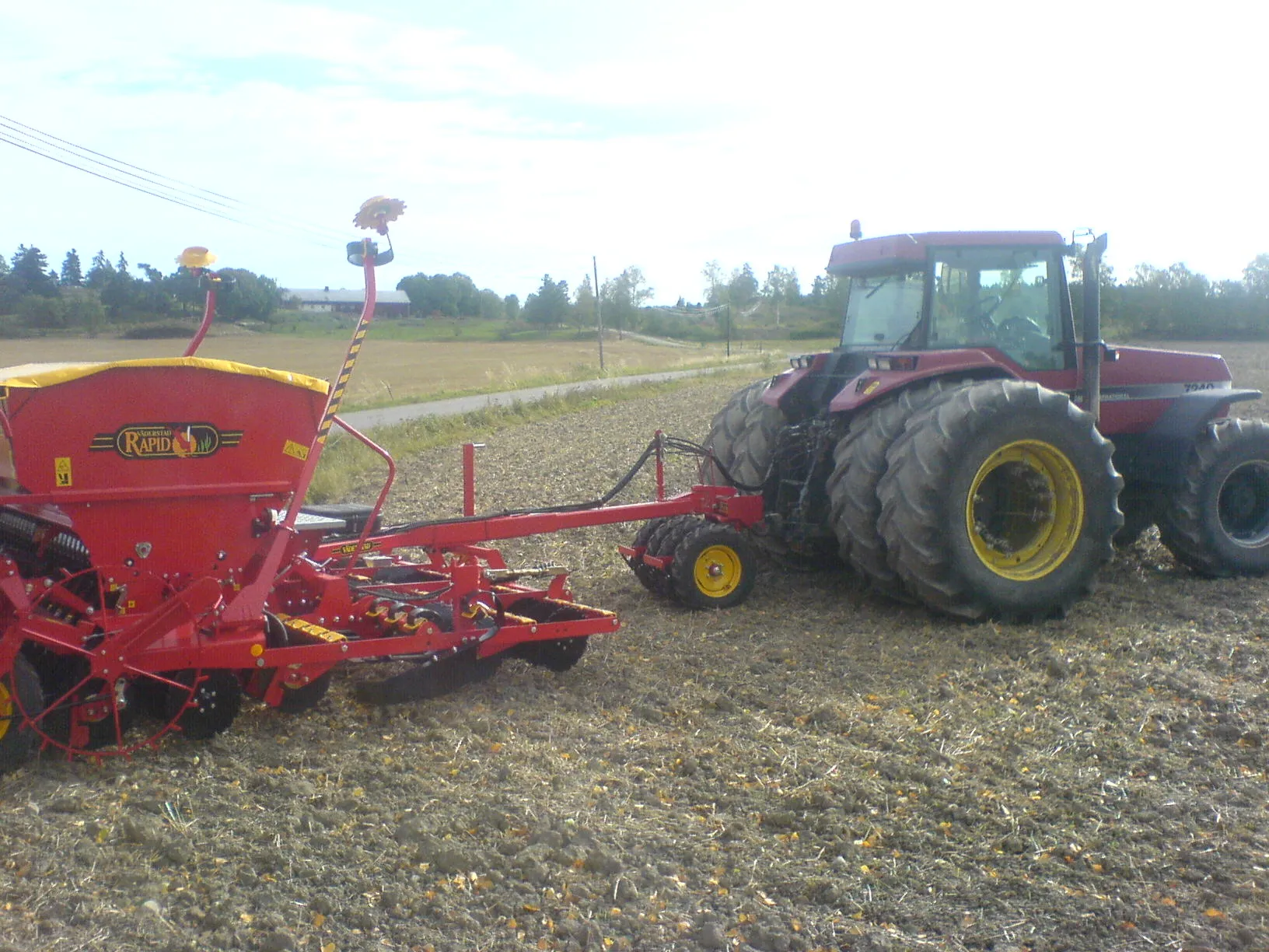 Traktor med såmaskin på en åker