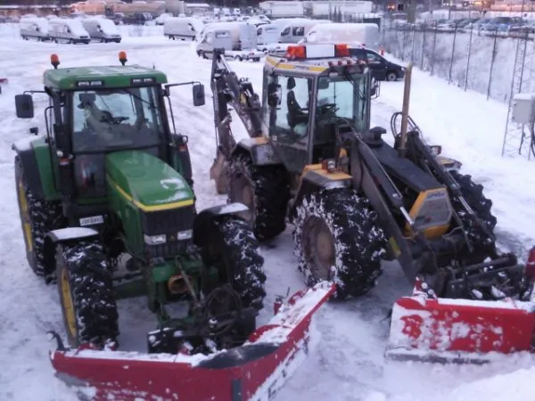 Två traktorer med snöplogar