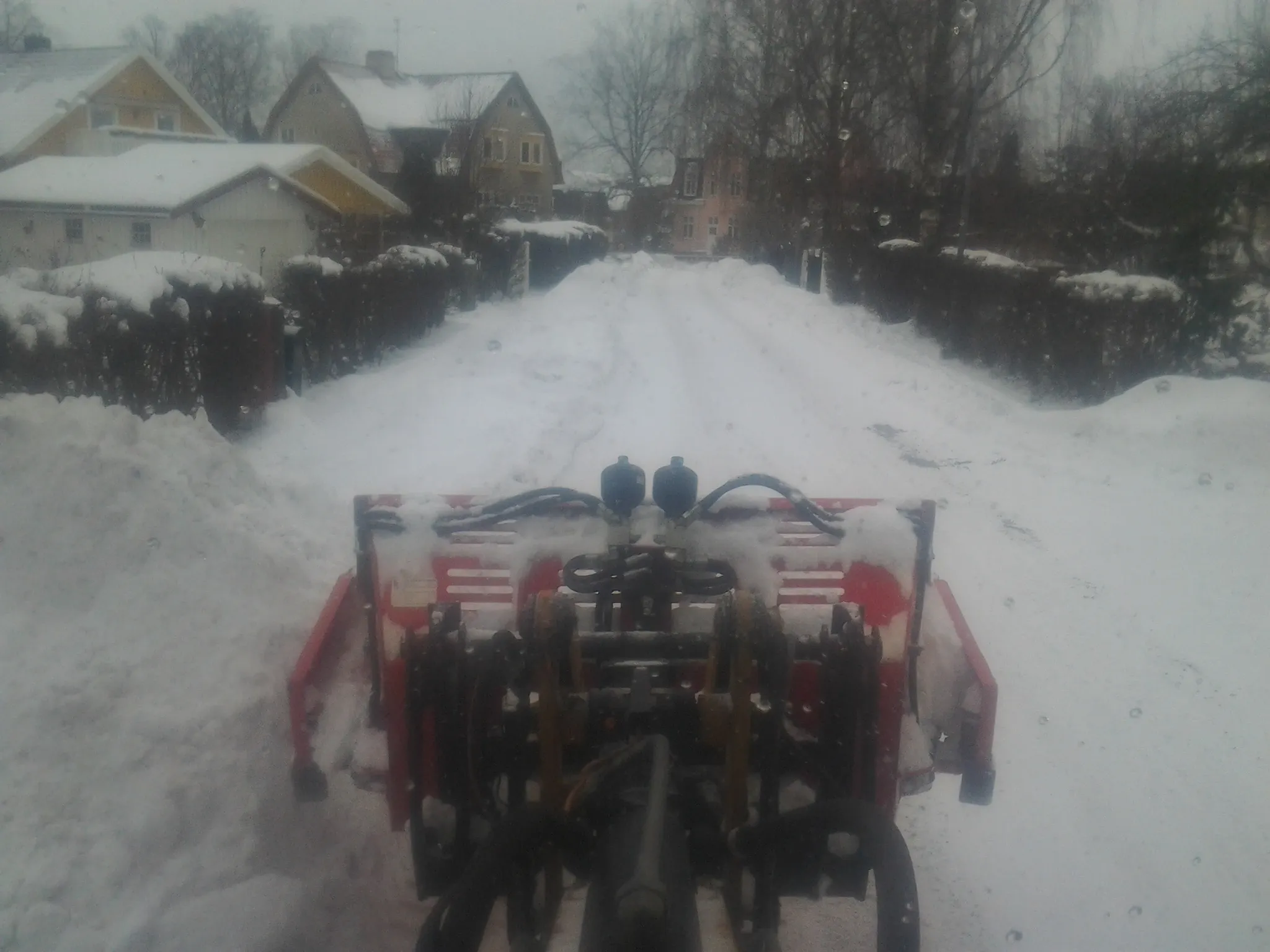 Redskap på en traktor i snön