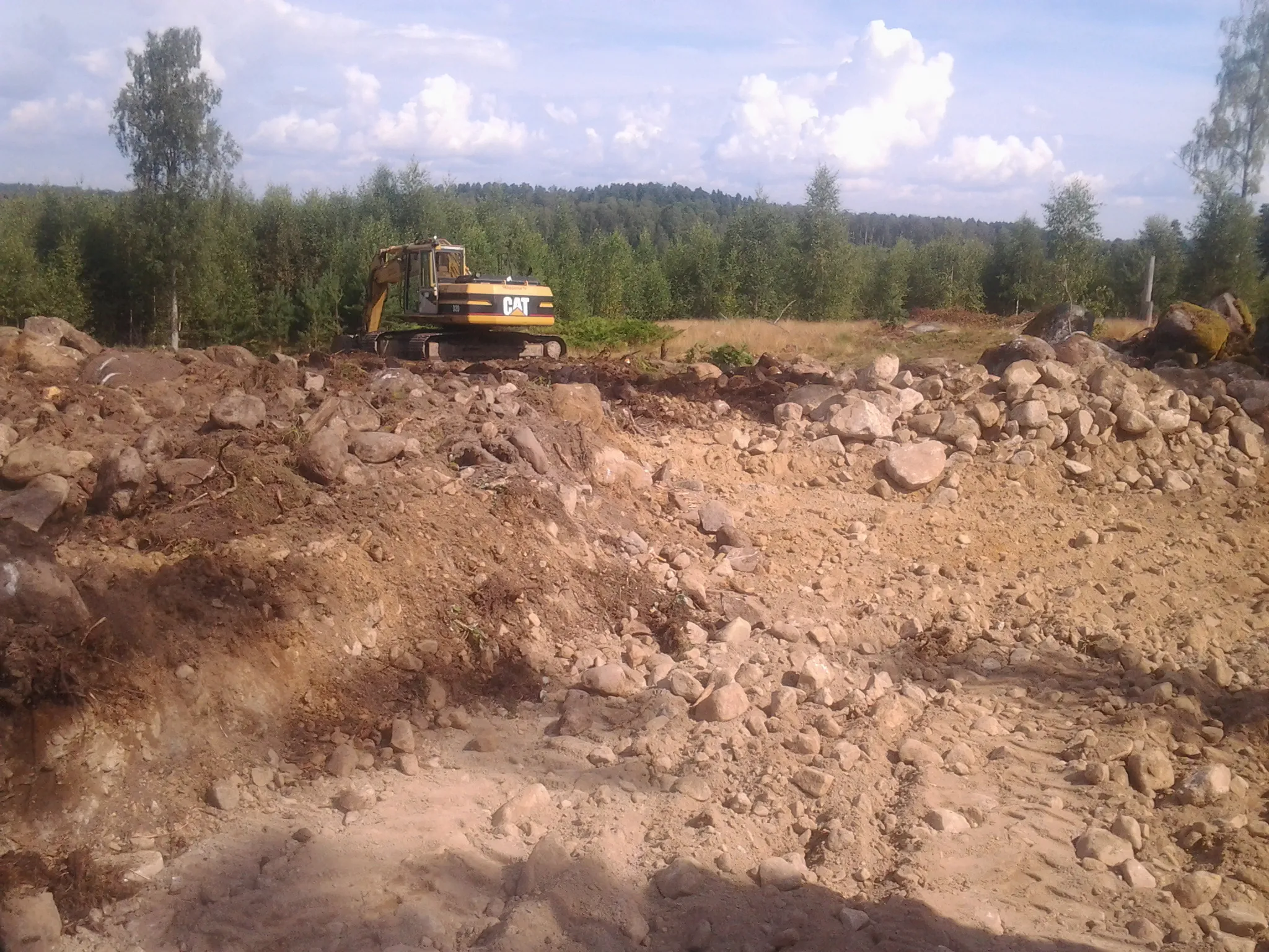 Grävmaskin på en tomt under markarbete