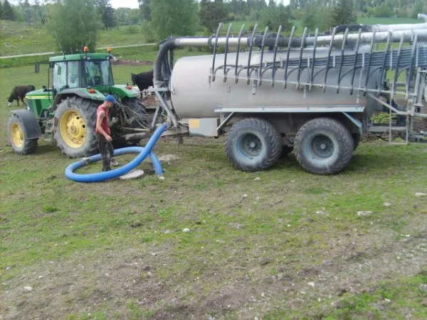 Traktor med gödseltunna